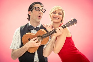 İnek adam erkek arkadaşı için Sevgililer günü için ukulele aşk şarkı çal