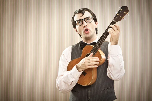 Nerd-Mann mit Brille spielt Ukulele — Stockfoto