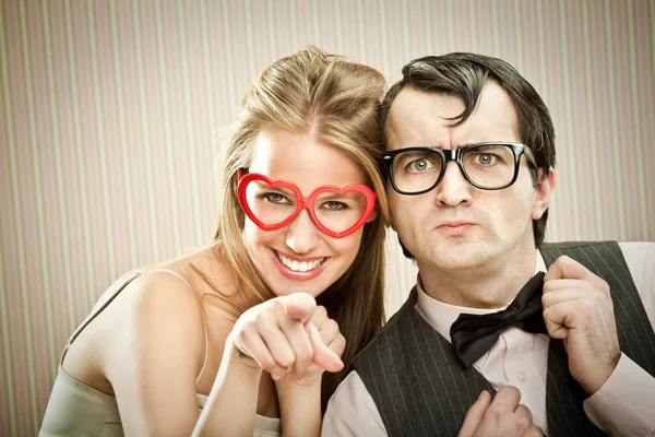 Nerd man vriendje met zijn vriendin liefde portret — Stockfoto