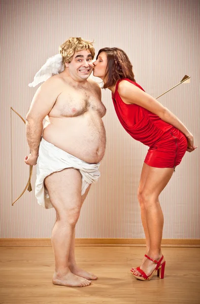 Heureux timide Cupidon baiser par belle femme d'amour pour la Saint-Valentin — Photo