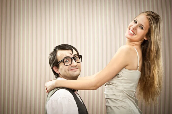 Nerd man vriendje dansen met zijn vriendin liefde — Stockfoto
