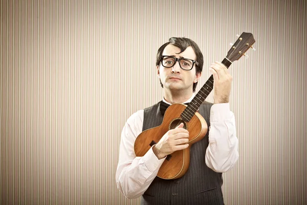 Nerd uomo con gli occhiali giocare ukulele — Foto Stock