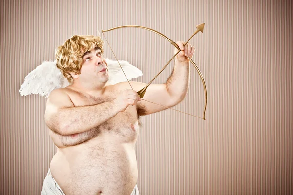 Cupido loiro gordo com arco e flecha visam o amor para o Dia dos Namorados — Fotografia de Stock