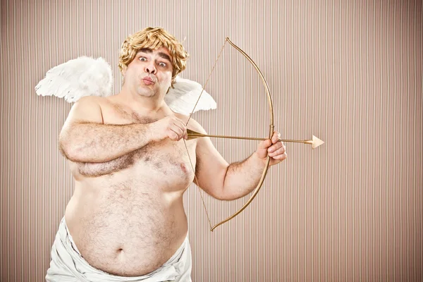 Graisse blonde Cupidon avec arc et flèche viser pour l'amour pour la Saint-Valentin — Photo