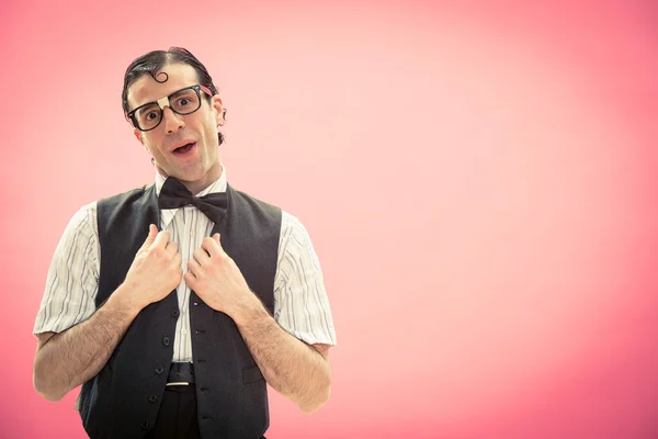 Hombre nerd sorprendido con gafas pensar retrato en rosa — Foto de Stock