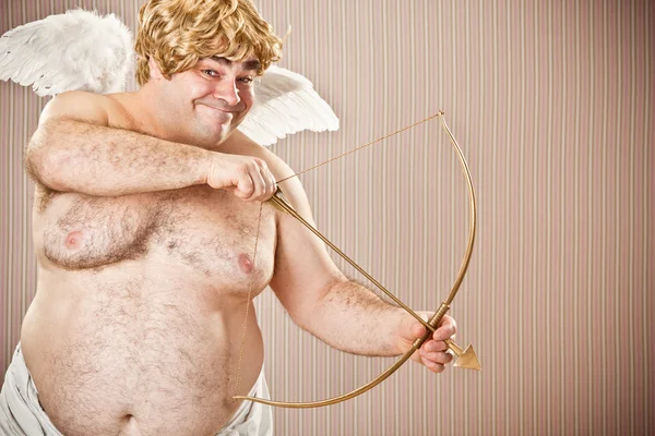 Tlustá blondýna Amor s lukem a šípem cílem pro lásku k Valentine den — Stock fotografie