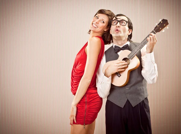 Nerd novio hombre en amor con hermosa mujer jugar un serenata canción con ukelele para San Valentín —  Fotos de Stock