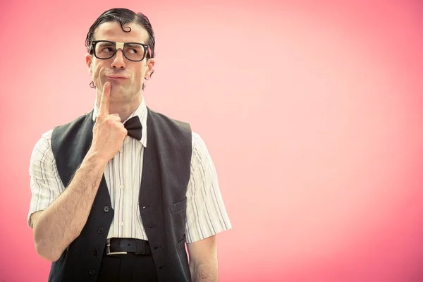 Nerd homem com óculos pensar retrato em rosa — Fotografia de Stock