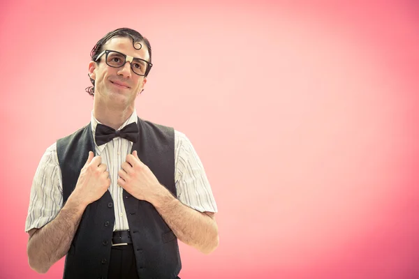 Feliz hombre nerd con gafas de pensar retrato en rosa — Foto de Stock