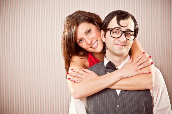 Nerd namorado homem e bela mulher casal apaixonado perto retrato para dia dos namorados — Fotografia de Stock