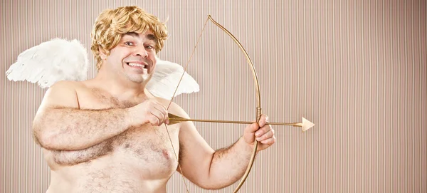 Dikke blonde Cupido met pijl en boog doel voor liefde voor Valentijn — Stockfoto