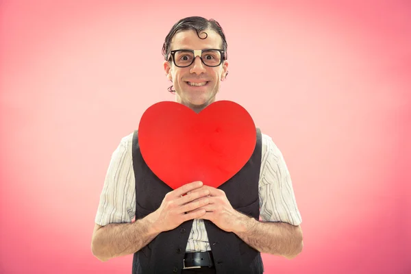 Nerd man met bril blij voor liefde hart op roze voor Valentijn — Stockfoto