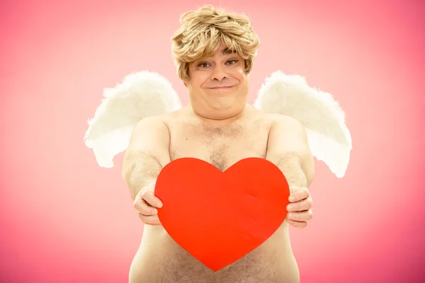 Gelukkig cupid geeft liefde hart voor Valentijn — Stockfoto