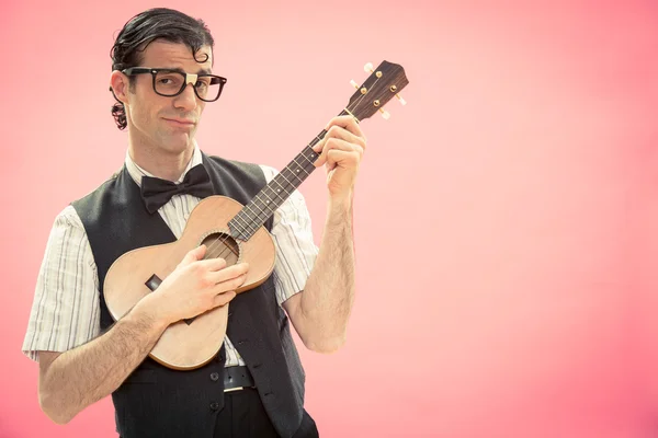 Felice nerd uomo con gli occhiali suonare musica con chitarra ukulele — Foto Stock