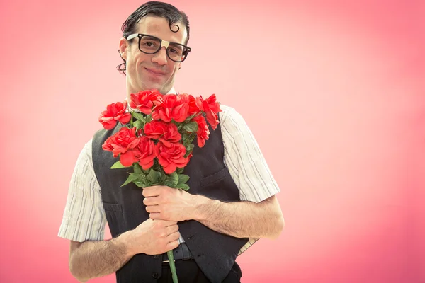 Feliz hombre nerd con gafas y rosas rojas ramo de flores en rosa para el día de San Valentín —  Fotos de Stock