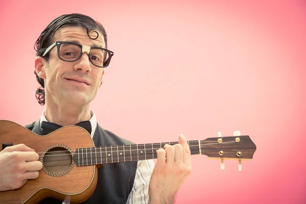 Felice nerd uomo con gli occhiali suonare musica con chitarra ukulele — Foto Stock