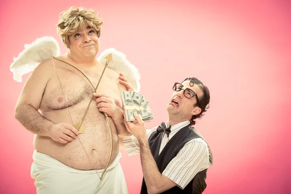 Wanhopige nerd man met bril veel liefde boog en pijl met geld van cupid voor Valentijn — Stockfoto