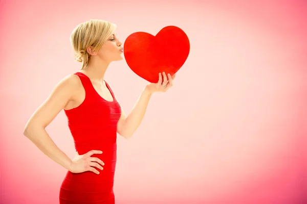 Romantische mooie jongedame kiss love rood hart op roze voor Valentijn — Stockfoto