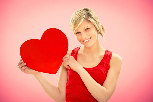 Romantische jonge mooie gelukkige vrouw met liefde rood hart op roze voor Valentijn — Stockfoto
