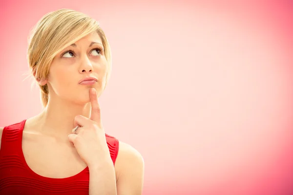 Giovane bella donna in abito rosso pensare rosa — Foto Stock