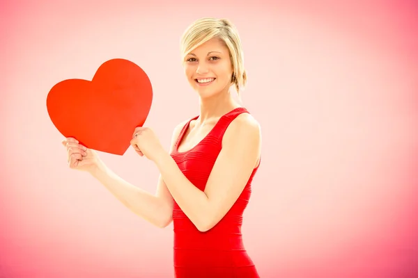 Romantische jonge mooie gelukkige vrouw met liefde rood hart op roze voor Valentijn — Stockfoto