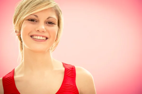 Joven hermosa mujer en vestido rojo sonrisa feliz en rosa — Foto de Stock