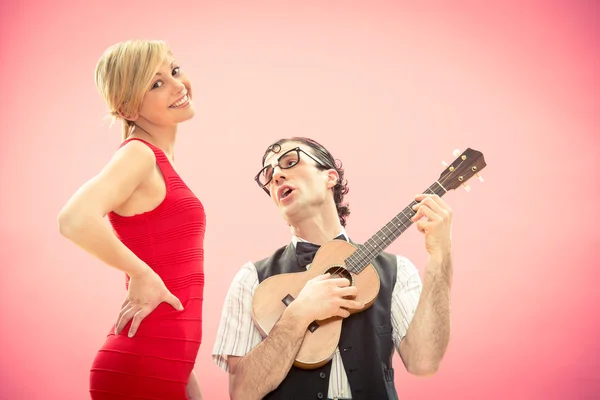 Nerd man vriendje spelen ukulele liefdeslied voor zijn vriendin voor Valentijn — Stockfoto