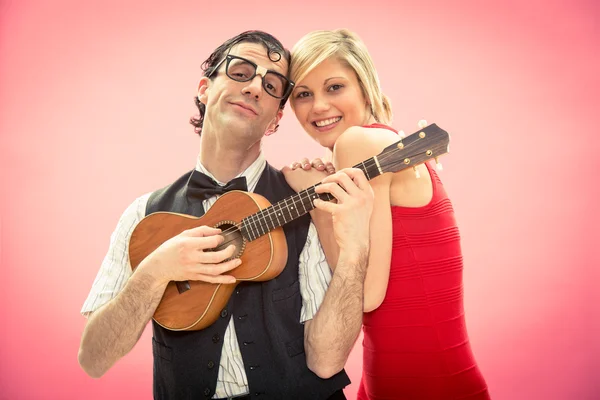 Nerd uomo fidanzato giocare ukulele amore canzone per la sua ragazza per San Valentino — Foto Stock