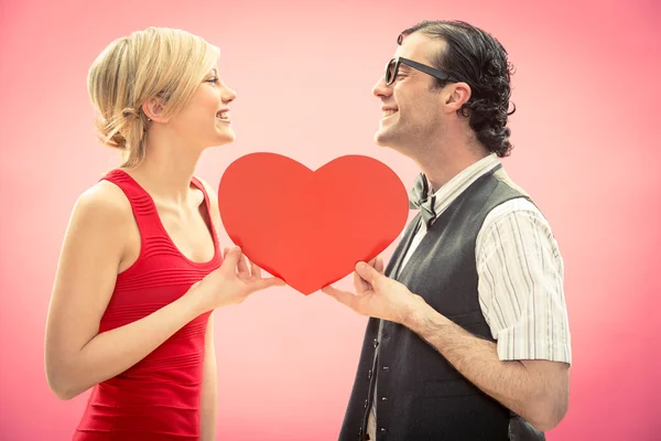 Nerd hombre novio y novia amor retrato con corazón para San Valentín —  Fotos de Stock
