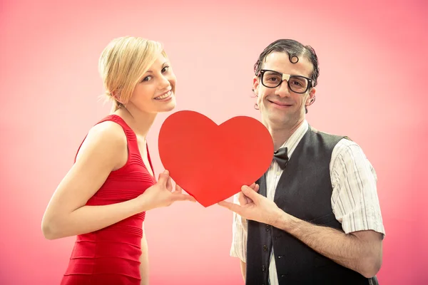 Nerd man vriendje en vriendin liefde portret met hart voor Valentijn — Stockfoto