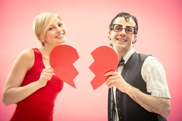 Nerd homem namorado e namorada amor retrato com coração para dia dos namorados — Fotografia de Stock