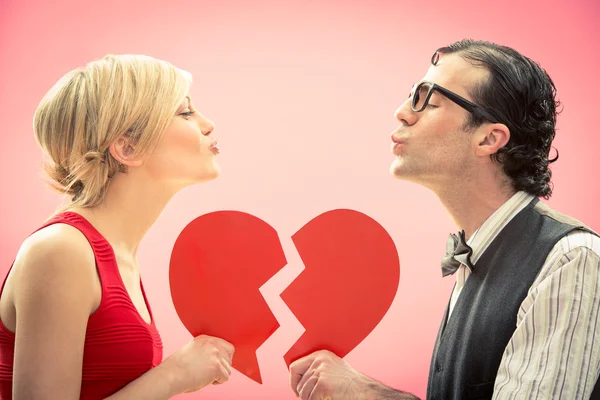 Nerd homem namorado beijo sua namorada amor retrato com coração para dia dos namorados — Fotografia de Stock
