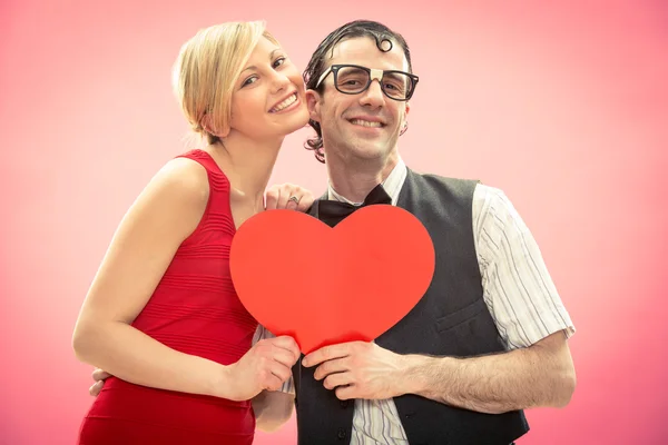 Nörd man pojkvän och flickvän älskar porträtt med hjärta för alla hjärtans dag — Stockfoto