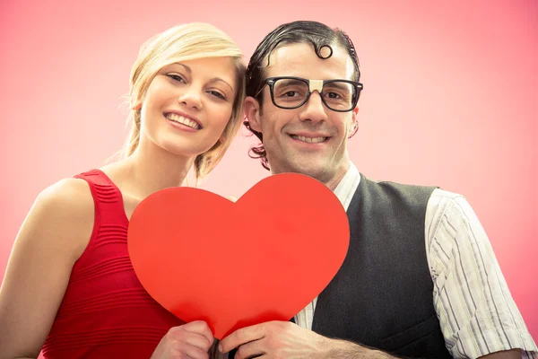 Nerd hombre novio y novia amor retrato con corazón para San Valentín —  Fotos de Stock