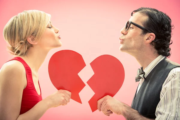 Nerd hombre novio beso su novia amor retrato con corazón para el día de San Valentín —  Fotos de Stock