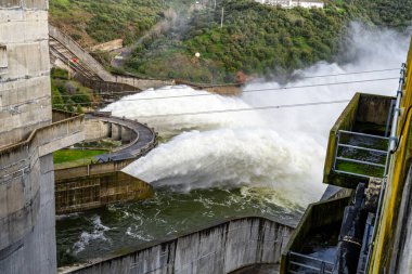 Alqueva, Portekiz - 7 Şubat 2026: Fırtına Marta 'nın ardından Alentejo bölgesinde Alqueva Barajı' nın taşkınlığından su serbest bırakıldı. Şiddetli yağış rezervuar seviyelerini yükselterek, kontrollü boşaltma işlemlerine yol açıyor.