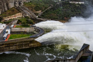 Alqueva, Portekiz - 7 Şubat 2026: Fırtına Marta 'nın ardından Alentejo bölgesinde Alqueva Barajı' nın taşkınlığından su serbest bırakıldı. Şiddetli yağış rezervuar seviyelerini yükselterek, kontrollü boşaltma işlemlerine yol açıyor.
