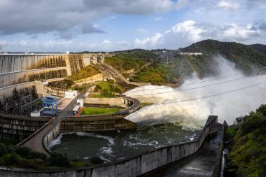 Alqueva, Portekiz - 7 Şubat 2026: Fırtına Marta 'nın ardından Alentejo bölgesinde Alqueva Barajı' nın taşkınlığından su serbest bırakıldı. Şiddetli yağış rezervuar seviyelerini yükselterek, kontrollü boşaltma işlemlerine yol açıyor.