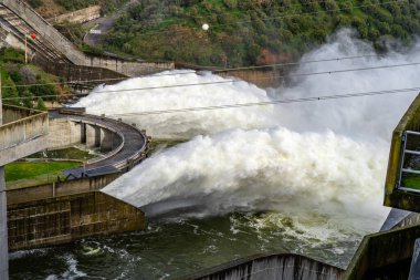 Alqueva, Portekiz - 7 Şubat 2026: Fırtına Marta 'nın ardından Alentejo bölgesinde Alqueva Barajı' nın taşkınlığından su serbest bırakıldı. Şiddetli yağış rezervuar seviyelerini yükselterek, kontrollü boşaltma işlemlerine yol açıyor.