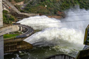 Alqueva, Portekiz - 7 Şubat 2026: Fırtına Marta 'nın ardından Alentejo bölgesinde Alqueva Barajı' nın taşkınlığından su serbest bırakıldı. Şiddetli yağış rezervuar seviyelerini yükselterek, kontrollü boşaltma işlemlerine yol açıyor.