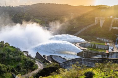 Alqueva, Portekiz - 7 Şubat 2026: Fırtına Marta 'nın ardından Alentejo bölgesinde Alqueva Barajı' nın taşkınlığından su serbest bırakıldı. Şiddetli yağış rezervuar seviyelerini yükselterek, kontrollü boşaltma işlemlerine yol açıyor.