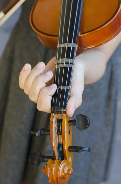 Tonårstjej spelar fiol, — Stockfoto