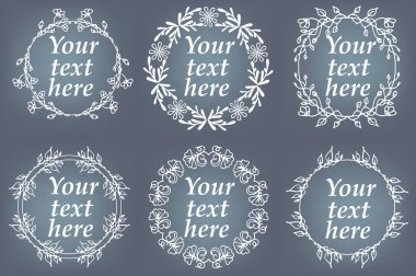 Elle çizilmiş çerçeveler vektör kümesi. Sayfa süslemeleri ile çiçek öğeleri