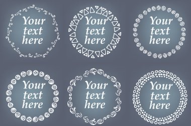 Elle çizilmiş çerçeveler vektör kümesi. Çiçek ve geometrik öğelerle sayfa süsleri