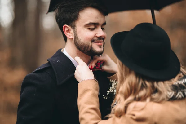 Élégant amour couple de mariage embrasser et embrasser dans une forêt de pins près de voiture rétro — Photo