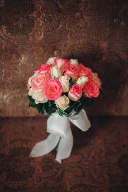 Farklı çiçeklerden oluşan lüks bir düğün buketi.