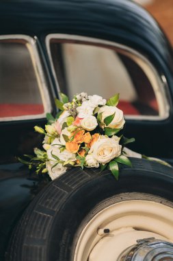 Farklı çiçeklerden oluşan lüks bir düğün buketi.