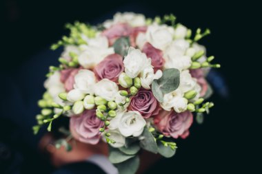 Farklı çiçeklerden oluşan lüks bir düğün buketi.