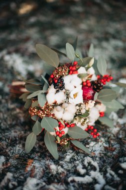 Farklı çiçeklerden oluşan lüks bir düğün buketi.