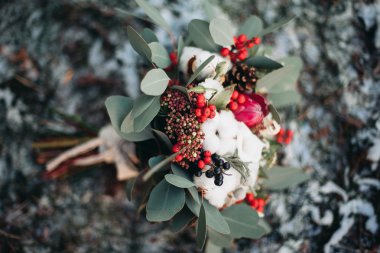 Farklı çiçeklerden oluşan lüks bir düğün buketi.